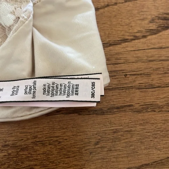 Victoria's Secret Cream Lace Bra - Picture 4 of 4